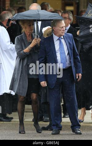 Dennis Waterman und seine Frau Pam Flint verlassen das Reading Crematorium nach der Beerdigung von George Cole. Stockfoto