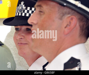 Die Polizeibeamten der West Midlands, die PC Martina Anderson und Sergeant Brett Williams, warten auf eine Pressekonferenz in Magaluf, Mallorca, Spanien, während eines vom Auswärtigen Amt finanzierten Gerichtsbesuchs, um in touristischen Hotspots wie Stränden, Flughafenterminals und Stadtzentren, insbesondere Magaluf, zu patrouillieren. Stockfoto