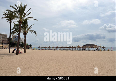 Ein Blick auf den Strand in Magaluf, Mallorca, Spanien, kurz nach Mittag Ortszeit, als die Polizeibeamten der West Midlands, PC Martina Anderson und Sergeant Brett Williams, während eines vom Auswärtigen Amt finanzierten Prozesses mit spanischen Kollegen an touristischen Hotspots wie Stränden, Flughafenterminals und Stadtzentren zusammenkamen. Stockfoto