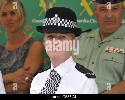 Polizeibeamte der West Midlands, PC Martina Anderson wartet auf eine Pressekonferenz in Magaluf, Mallorca, Spanien, während eines vom Auswärtigen Amt finanzierten Probebesuchs, um in touristischen Hotspots wie Stränden, Flughafenterminals und Stadtzentren, insbesondere Magaluf, zu patrouillieren. Stockfoto