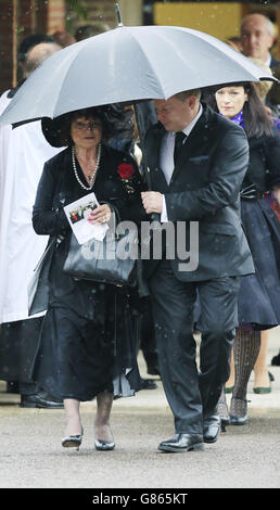 Beerdigung von George Cole. Penny Morrell nach der Beerdigung ihres Mannes George Cole im Reading Crematorium. Stockfoto