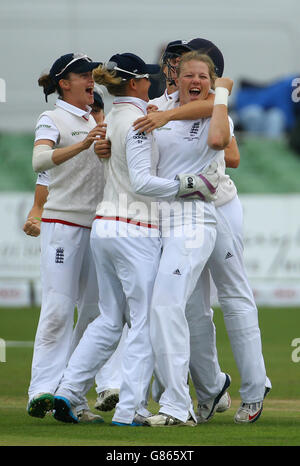 Die englische Anya Shrubsole (rechts) wird nach dem Wicket der australischen Ellyse Perry am dritten Tag des Women's Ashes Tests auf dem Spitfire Ground, Canterbury, gratuliert. Stockfoto