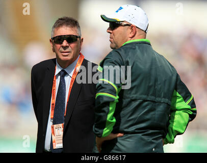 Cricket - Dritter Investec Ashes Test - England gegen Australien - Tag drei - Edgbaston. Rod Marsh chattet vor Beginn des Tagesspiels mit dem australischen Cheftrainer Darren Lehmann (rechts) Stockfoto