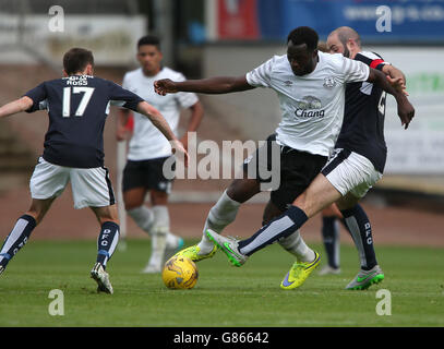 Fußball - vor der Saison freundlich - Dundee gegen Everton - Dens Park. Evertons Romelu Lukaku (rechts) fordert Gary Harkins von Dundee während des Vorsaison-Freunds im Dens Park, Dundee, heraus. Stockfoto