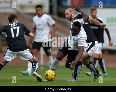 Fußball - vor der Saison freundlich - Dundee gegen Everton - Dens Park. Evertons Romelu Lukaku wird von Dundees Gary Harkins (rechts) während der Vorsaison im Dens Park, Dundee, angegangen. Stockfoto