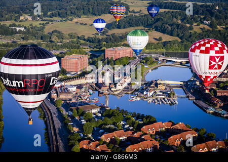 Im Vorfeld der Bristol International Balloon Fiesta fliegen Heißluftballons über das Stadtzentrum von Bristol, bei der sich Hunderte von Ballonfahrern über den Himmel von Bristol und Somerset versammeln, um an vier Tagen Ballonfeste zu feiern und zu fliegen. Stockfoto
