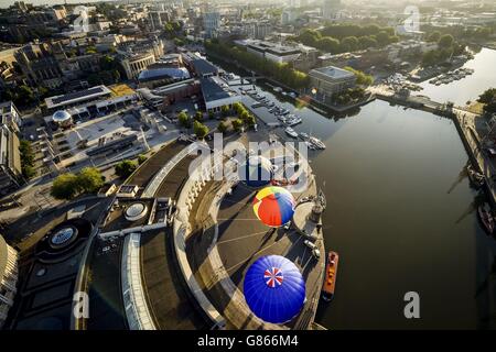 Im Vorfeld der Bristol International Balloon Fiesta, bei der Hunderte von Ballonfahrern über den Himmel von Bristol und Somerset fliegen, exploieren Heißluftballons, während sie vier Tage lang Ballonfeste und -Flüge über dem Stadtzentrum von Bristol Unternehmen. Stockfoto
