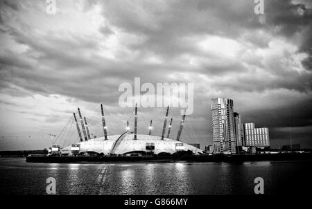 (ALTERNATIVE BEARBEITUNG von 23698312) Gesamtansicht der O2 Arena, manchmal auch als North Greenwich Arena oder Millennium Dome bezeichnet, ist ein großer Unterhaltungskomplex auf der Greenwich Peninsula in London. Die O2 Arena verfügt über die zweithöchste Sitzplatzkapazität aller Hallen in Großbritannien. Stockfoto