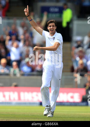 Der englische Steven Finn feiert das Dickicht des australischen Peter Nevill am dritten Tag des dritten Investec Ashes Tests in Edgbaston, Birmingham. Stockfoto