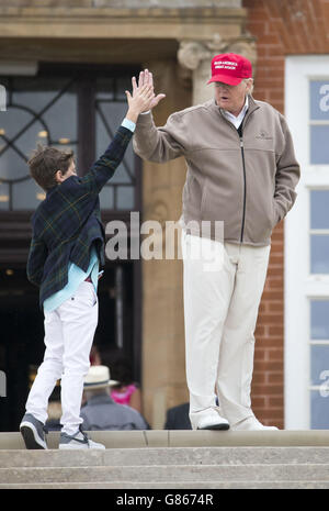 Resortbesitzer Donald Trump, der 11-jährige Jonathan Lynch aus Ayr, steht am zweiten Tag der Ricoh Women's British Open im Trump Turnberry Resort, South Ayrshire, vor seinem Hotel. Stockfoto