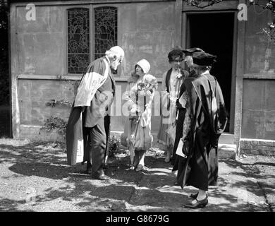 Die Herzogin von York im Gespräch mit Sir Oliver Lodge. Ihre Königliche Hoheit nimmt an einer Jubiläumsfeier einer berühmten Frauenhochschule in Oxford Teil. Stockfoto