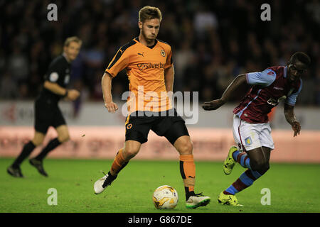 Fußball - vor der Saison freundlich - Wolverhampton Wanderers / Aston Villa - Molineux. James Henry von Wolverhampton Wanderers hält Herausforderung von Idrissa Gueye von Aston Villa ab (rechts) Stockfoto