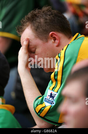 Fußball - FA Barclays Premiership - Southampton / Norwich City - St Mary's Stadium. Ein niedergeschlagen Fan von Norwich City erwägt nach der Niederlage von 4-3 in Southampton den Abstieg von der FA Barclays Premiership Stockfoto