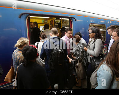 Pendler steigen in einen Zug nach Moorgate am Finsbury Park Overground Station, London, ein, da Pendler und Touristen einem Tag voller Reisetheos ausgesetzt sind, weil der U-Bahn-Streik geschlossen wurde. Stockfoto