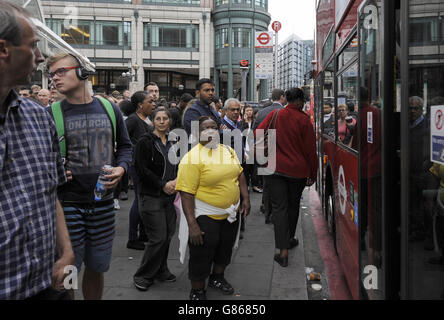 Am Bahnhof Liverpool Street in London warten die Leute auf Busse, da Pendler und Touristen wegen eines Streiks, der die U-Bahn geschlossen hat, einem Tag des Reisesaos gegenüberstehen. Stockfoto