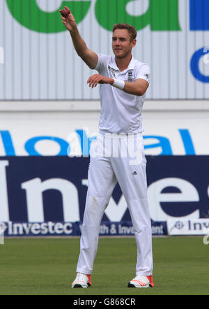 England Bowler Stuart Broad feiert sein 5. Wicket des Morgens, Australiens Michael Clarke für 10 während des ersten Tages des vierten Investec Ashes Tests in Trent Bridge, Nottingham. Stockfoto