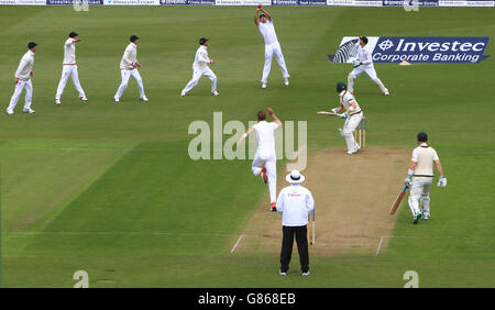 Australien Kapitän Michael Clarke ist für 10, als England Schlagmann Stuart Broad seine 5. Wicket während des ersten Tages des vierten Investec Ashes Test in Trent Bridge, Nottingham. Stockfoto