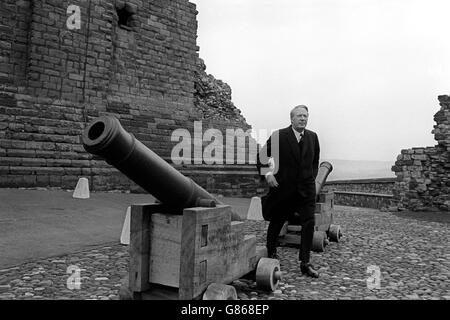 Tory-Anführer Edward Heath an der Seite der alten Kanone in Scarborough. Er wird später am Tag vor dem Zentralrat der Konservativen Partei sprechen. Stockfoto