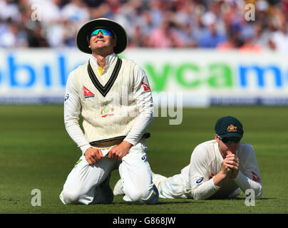 Australien-Kapitän Michael Clarke zeigt seine Dejektion mit dem australischen Steve Smith (rechts), nachdem eine Chance auf einen Schlupf vor dem England-Batman Alastair Cook verpasst wurde, der 4 Läufe erzielt, während des ersten Tages des vierten Investec Ashes Tests in Trent Bridge, Nottingham. Stockfoto
