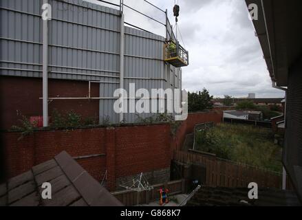 Allgemeine Reparaturen werden an einer der ältesten Friedensmauern von Belfast zwischen Finn Square an der Falls Road und Boundary Street an der Shankill Road durchgeführt. Stockfoto