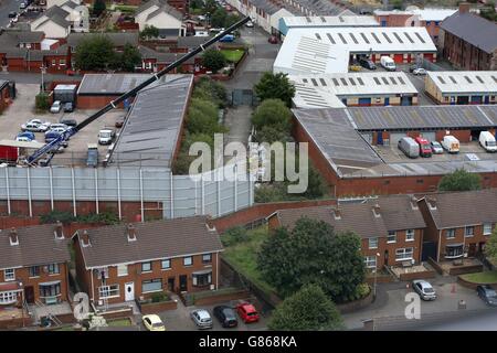 Allgemeine Reparaturen werden an einer der ältesten Friedensmauern von Belfast zwischen Finn Square an der Falls Road und Boundary Street an der Shankill Road durchgeführt. Stockfoto