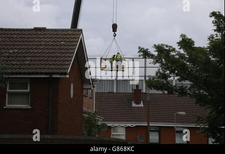 Allgemeine Reparaturen werden an einer der ältesten Friedensmauern von Belfast zwischen Finn Square an der Falls Road und Boundary Street an der Shankill Road durchgeführt. Stockfoto