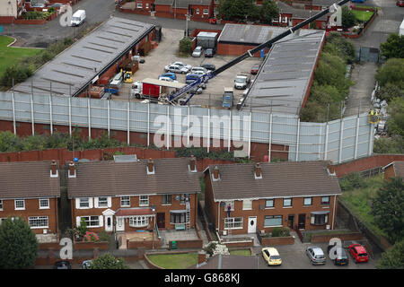 Allgemeine Reparaturen werden an einer der ältesten Friedensmauern von Belfast zwischen Finn Square an der Falls Road und Boundary Street an der Shankill Road durchgeführt. Stockfoto