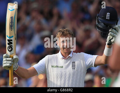 Cricket - Vierter Investec Ashes Test - England gegen Australien - erster Tag - Trent Bridge. Der englische Batsman Joe Root feiert sein Jahrhundert am ersten Tag des vierten Investec Ashes Tests an der Trent Bridge, Nottingham. Stockfoto