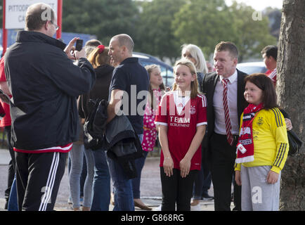 Jonny Hayes von Aberdeen posiert mit Fans vor der Europa League, der dritten Qualifikationsrunde, dem zweiten Beinspiel im Pittodrie Stadium, Aberdeen. Stockfoto