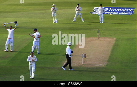 Cricket - Vierter Investec Ashes Test - England gegen Australien - erster Tag - Trent Bridge. Der englische Schlagmann Joe Root feiert am ersten Tag des vierten Investec Ashes-Tests in Trent Bridge, Nottingham, seinen 100 nicht-out-Test. Stockfoto