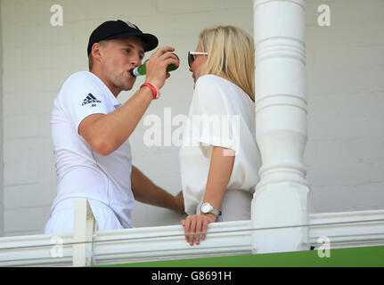 Cricket - Vierter Investec Ashes Test - England gegen Australien - Tag drei - Trent Bridge. Der Engländer Joe Root verbringt nach dem dritten Tag des vierten Investec Ashes-Tests in Trent Bridge, Nottingham, einige Zeit mit seiner Freundin. Stockfoto