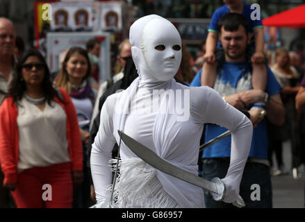 Edinburgh Fringe Festival 2015. Während des Edinburgh Fringe Festivals spielt ein Performer vor den Massen auf der Royal Mile. Stockfoto