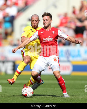 Fußball - Sky Bet Championship - Rotherham United / MK Dons - AESSEAL New York Stadium. Lee Frecklington von Rotherham United (rechts) und Samir Carruthers von MK Dons kämpfen um den Ball Stockfoto