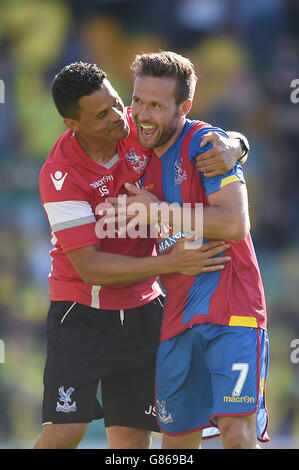 Yohan Cabaye (rechts) von Crystal Palace feiert mit dem ersten Teamtrainer John Solako während des Barclays Premier League-Spiels in Carrow Road, Norwich. Stockfoto