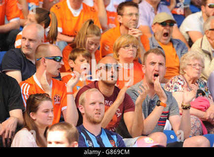 Soccer - Sky Bet League One - Colchester United / Blackpool FC - Weston Homes Community Stadium. Blackpool-Fans während des Sky Bet League One-Spiels im Weston Homes Community Stadium, Colchester. Stockfoto