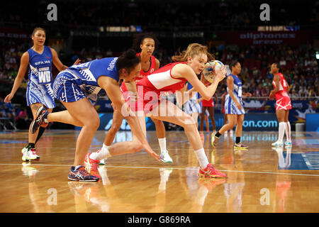 Die Engländerin Helen Housby in Aktion gegen Samoas Jennifer Naoupu während des Netball World Cup 2015, Pool B Spiel in der Allphones Arena, Sydney. Stockfoto