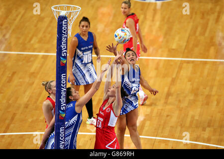 Die Engländerin Rachel Dunn schießt vor der Verteidigung von Samoas Tietie Aiolupotea und Jennifer Naoupu während des 2015 Netball World Cup, Pool B Spiels in der Allphones Arena, Sydney. Stockfoto