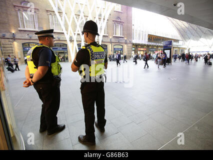 Britische Verkehrspolizei an der King's Cross Station, London, nachdem ein 63-jähriger Mann an der U-Bahn-Station Finsbury Park Schnitte an Körper und Gesicht erhalten hatte. Stockfoto