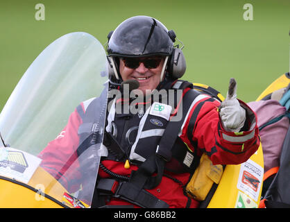 Krebs-Überlebenden in Tragschrauber Rekord Versuch Stockfoto