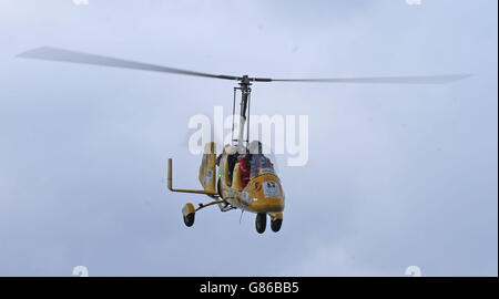 Der nordirische Abenteurer Norman Surplus, der im Gyrocopter einen Rekordflug um die Welt absolviert hat, trifft fünf Jahre nach seinem Start auf dem Cricket-Platz im Bay Park in seiner Heimatstadt Larne ein. Stockfoto