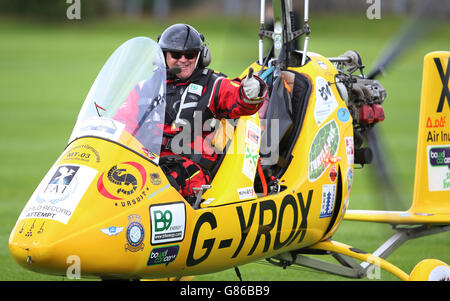 Krebs-Überlebenden in Tragschrauber Rekord Versuch Stockfoto