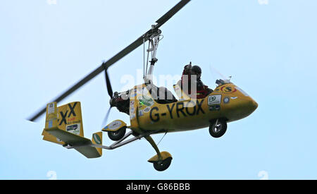 Krebs-Überlebenden in Tragschrauber Rekord Versuch Stockfoto