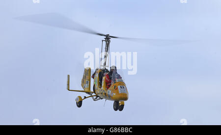 Der nordirische Abenteurer Norman Surplus, der im Gyrocopter einen Rekordflug um die Welt absolviert hat, trifft fünf Jahre nach seinem Start auf dem Cricket-Platz im Bay Park in seiner Heimatstadt Larne ein. Stockfoto