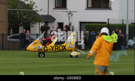 Der nordirische Abenteurer Norman Surplus, der im Gyrocopter einen Rekordflug um die Welt absolviert hat, trifft fünf Jahre nach seinem Start auf dem Cricket-Platz im Bay Park in seiner Heimatstadt Larne ein. Stockfoto