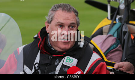 Der nordirische Abenteurer Norman Surplus, der im Gyrocopter einen Rekordflug um die Welt absolviert hat, trifft fünf Jahre nach seinem Start auf dem Cricket-Platz im Bay Park in seiner Heimatstadt Larne ein. Stockfoto