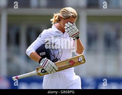 Die Engländerin Sarah Taylor verlässt das Feld, nachdem sie am vierten Tag des Women's Ashes Tests am Spitfire Ground in Canterbury ihr Wicket an die Australierin Ellyse Perry verloren hat. Stockfoto