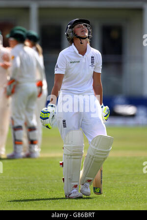 England Kapitän Charlotte Edwards verlässt das Feld, nachdem sie ihr Wicket an Australiens Ellyse Perry während des vierten Tages des Women's Ashes Tests am Spitfire Ground in Canterbury verloren hat. Stockfoto