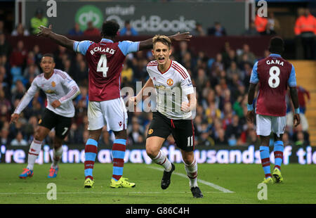 Adnan Januzaj von Manchester United feiert das erste Tor seiner Spielerin während des Spiels in der Barclays Premier League in Villa Park, Birmingham. Stockfoto