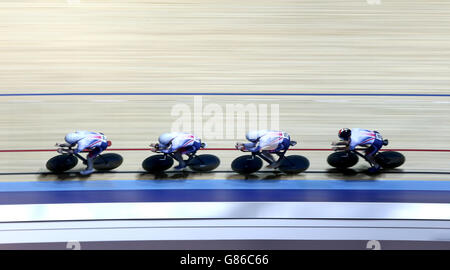 Ed Clancy, Owain Doull, Sir Bradley Wiggins und Steven Burke aus Großbritannien (von links nach rechts), bevor sie am ersten Tag der Revolution Series in der Derby Arena das Team Pursuit-Finale der Herren gewonnen haben. Stockfoto