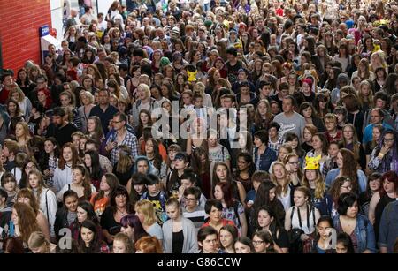 YouTube-Fans während des YouTube Summer in the City Festivals, im Excel in London. Stockfoto